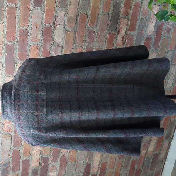 Grey plaid cape. - Picture 5 of 6
